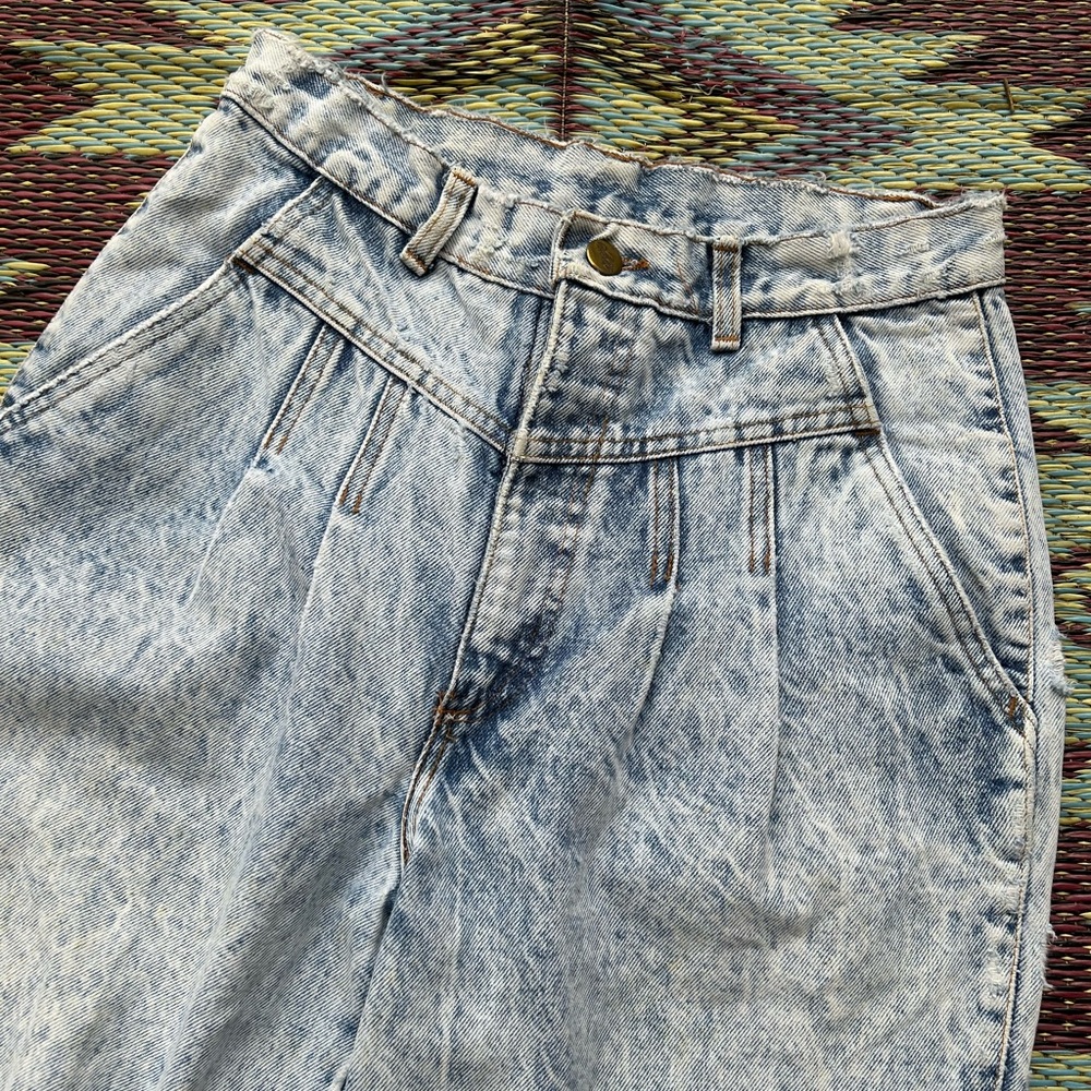 VINTAGE Acid washed high rise distressed CHIC jeans